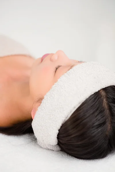 Mulher relaxada deitada na mesa de massagem — Fotografia de Stock