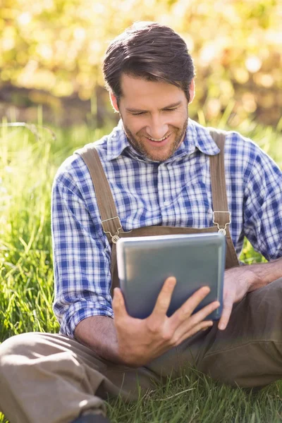 Agricultor sorrindo usando um tablet digital — Fotografia de Stock