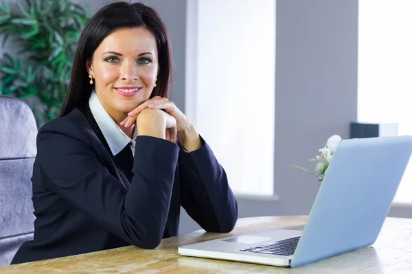 Zufriedene Geschäftsfrau am Schreibtisch — Stockfoto