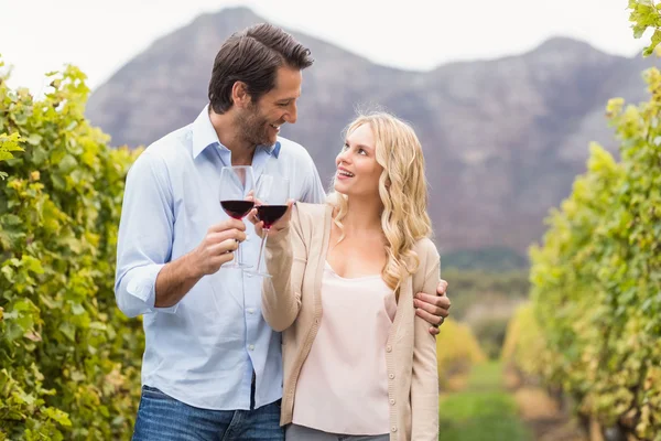 Νεαρό ζευγάρι χαρούμενος που κρατώντας ένα ποτήρι κρασί — Φωτογραφία Αρχείου