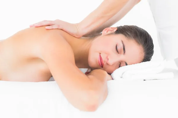 Vrouw op massagetafel — Stockfoto