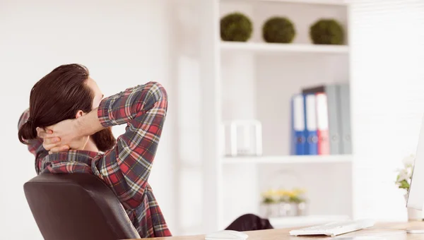 Hipster empresário relaxante em sua mesa — Fotografia de Stock