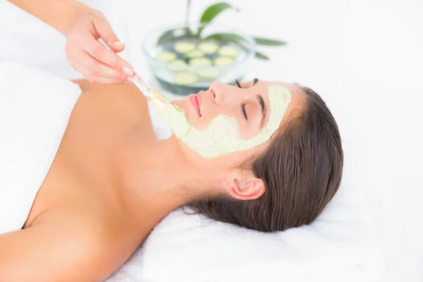 Brunette getting a facial treatment — Stock Photo, Image