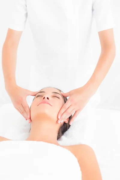 Žena přijímá masáž hlavy — Stock fotografie