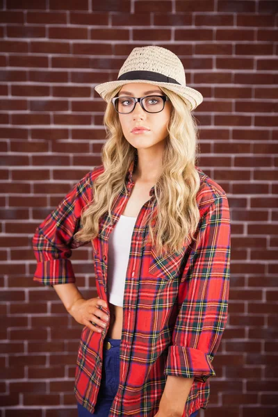 Gorgeous blonde hipster with hand on hips — Stock Photo, Image