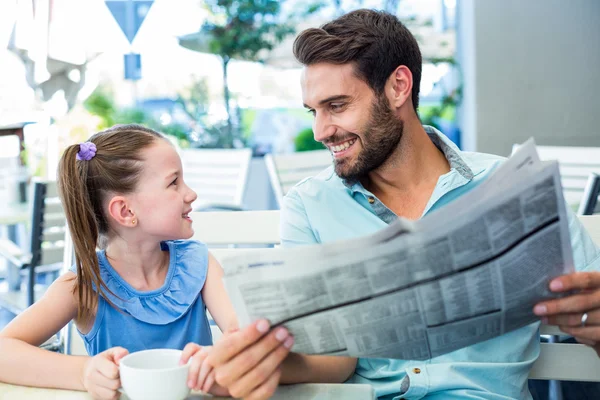 Glücklicher Vater und seine Tochter beim gemeinsamen Frühstück — Stockfoto