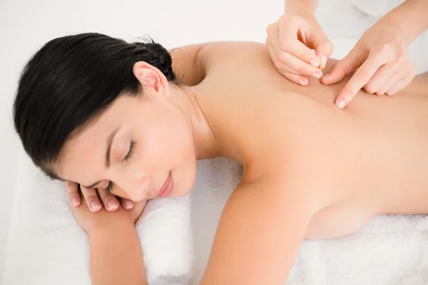 Mujer en una terapia de acupuntura en el spa — Foto de Stock