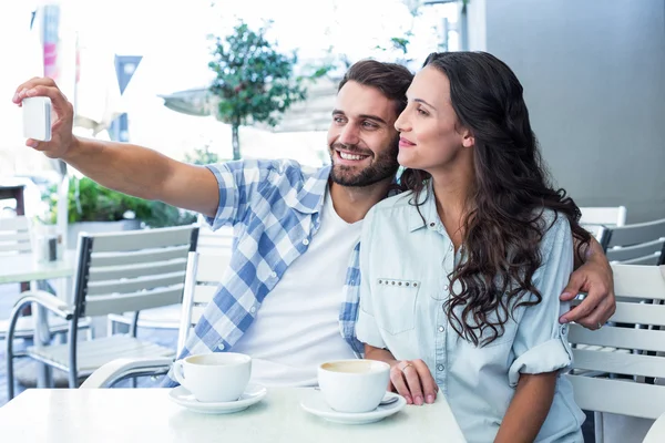 Junges glückliches Paar macht ein Selfie — Stockfoto