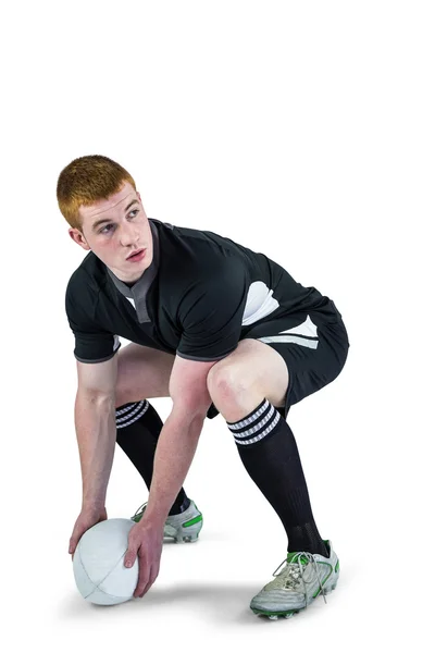 Ragbyový hráč zahazuje rugby míč — Stock fotografie