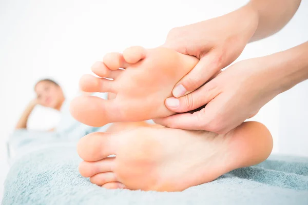 Женщина, получающая массаж ног — стоковое фото