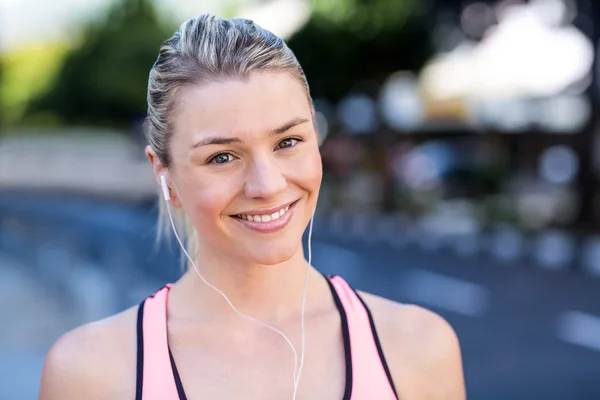 Schöne Athletin lächelt — Stockfoto