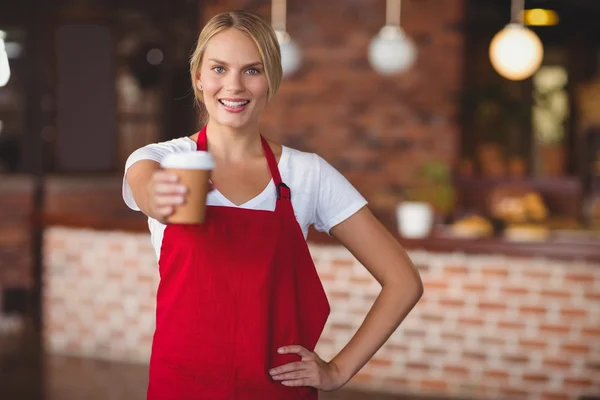 Jolie serveuse distribuant une tasse de café — Photo