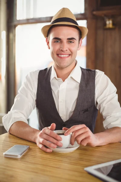 Hipster sorridente con tazza di caffè — Foto Stock