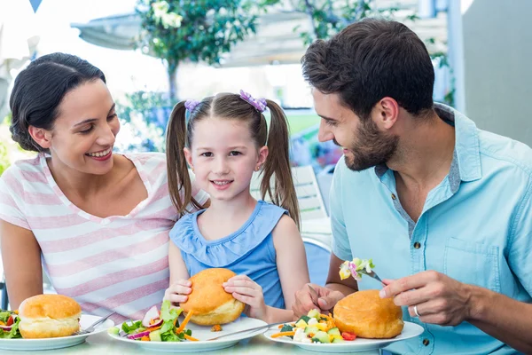 Una familia comiendo en el restaurante — Foto de Stock