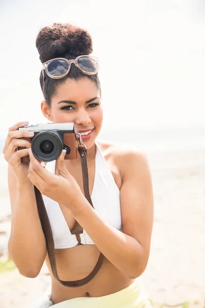 Bastante hipster en bikini tomando fotos —  Fotos de Stock