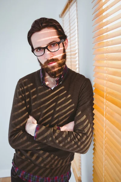 Hipster empresario frunciendo el ceño a la cámara — Foto de Stock