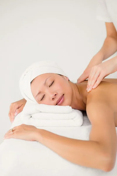 Donna attraente che riceve massaggio alla schiena — Foto Stock