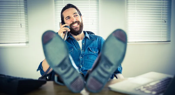 Hipster empresario en una llamada — Foto de Stock