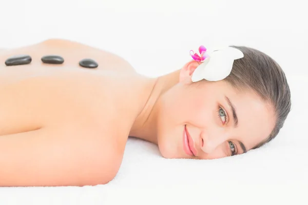Kobieta korzystających masaż gorącymi kamieniami — Zdjęcie stockowe