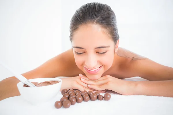 Morena gostando de tratamento de beleza chocolate — Fotografia de Stock