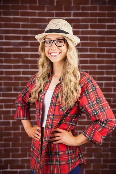 Gorgeous smiling blonde hipster with hands on hips — Stock Photo, Image