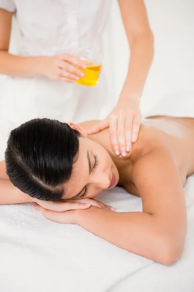 Mujer disfrutando de aceite masaje —  Fotos de Stock