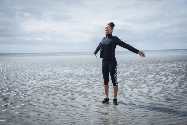 Fit meisje permanent op koude dag — Stockfoto