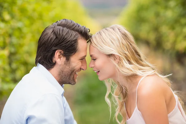 Jonge gelukkige paar glimlachen bij elkaar — Stockfoto