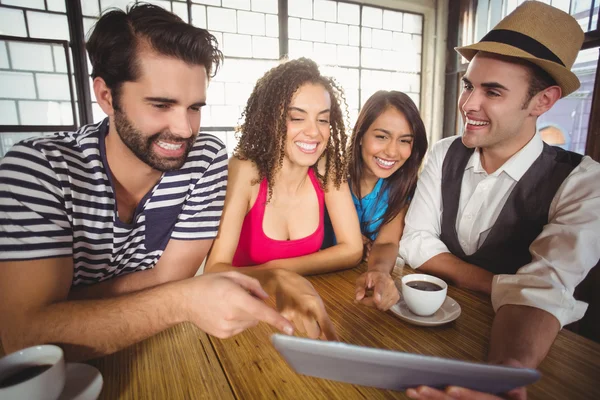 Lachen vrienden wijzen en kijken naar tablet pc — Stockfoto