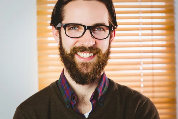 Hipster empresario sonriendo a la cámara — Foto de Stock