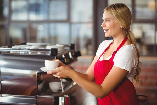 Bonito barista entregando uma xícara de café — Fotografia de Stock