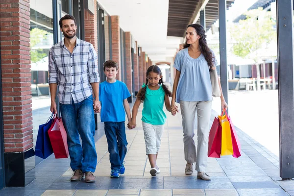 Gelukkige familie plezier in het winkelcentrum — Stockfoto