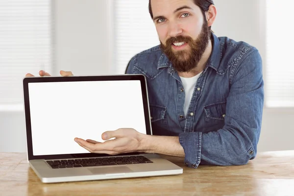 Hipster biznesmen pokazano jego laptop — Zdjęcie stockowe