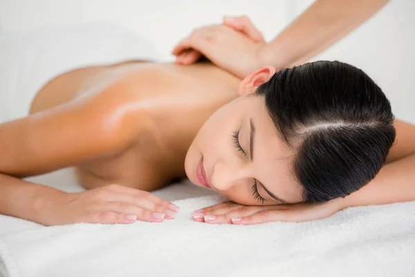 Morena gostando de massagem no spa — Fotografia de Stock