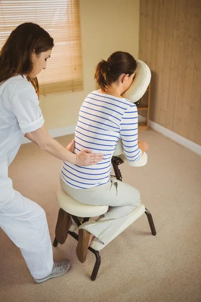 Jovem mulher recebendo massagem na cadeira — Fotografia de Stock