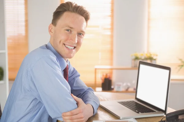 Счастливый бизнесмен работает с ноутбуком — стоковое фото