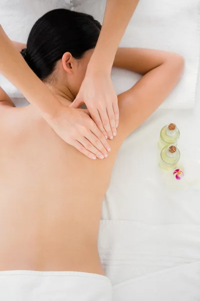 Frau erhält Rückenmassage — Stockfoto