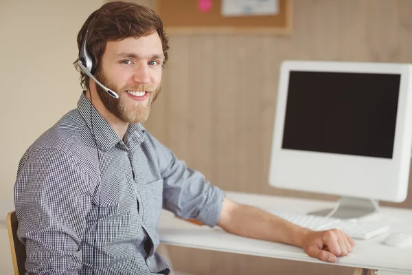 Hipster barbudo trabalhando e sorrindo — Fotografia de Stock