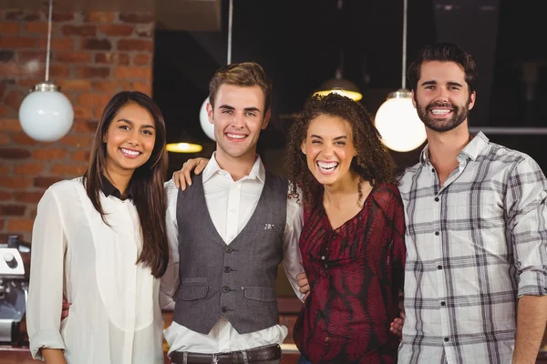 Amigos sonrientes con los brazos alrededor —  Fotos de Stock