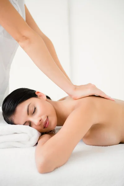 Brunetka masaż korzystających — Zdjęcie stockowe