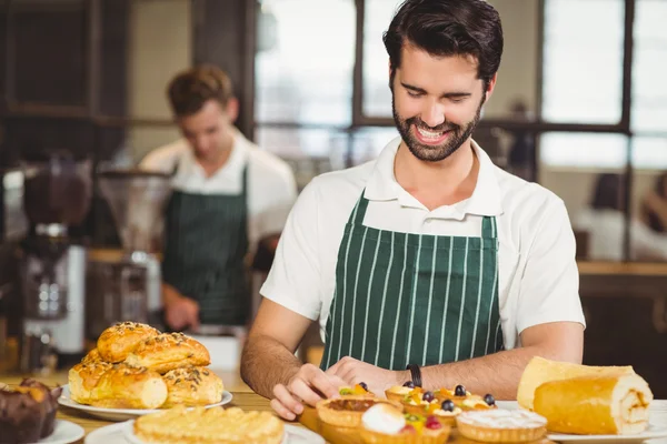 Lachende ober opruimen de gebak — Stockfoto