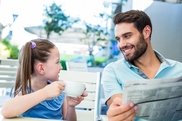 Mutlu baba ve kızı birlikte kahvaltı ediyor — Stok fotoğraf