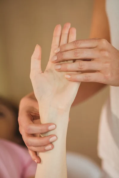 Молодая женщина получает массаж рук — стоковое фото