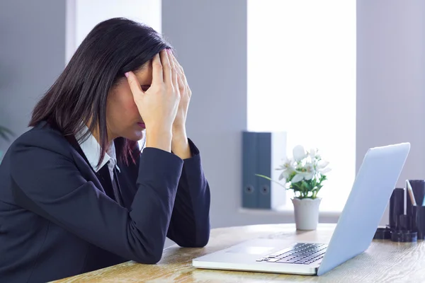 Empresária estressada trabalhando na mesa — Fotografia de Stock