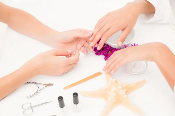 Beautician limando las uñas de una clienta —  Fotos de Stock