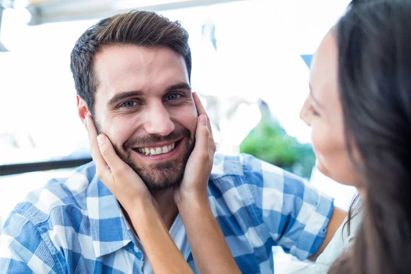 Bonito casal tocando seus rostos — Fotografia de Stock