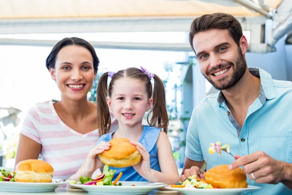 Portret van een familie eten in het restaurant — Stockfoto