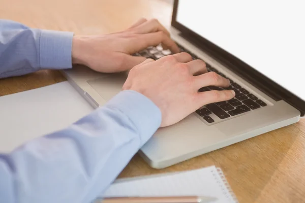 Geschäftsmann arbeitet an seinem Laptop — Stockfoto