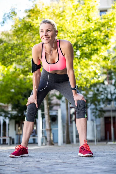 Un hermoso atleta mirando hacia otro lado — Foto de Stock