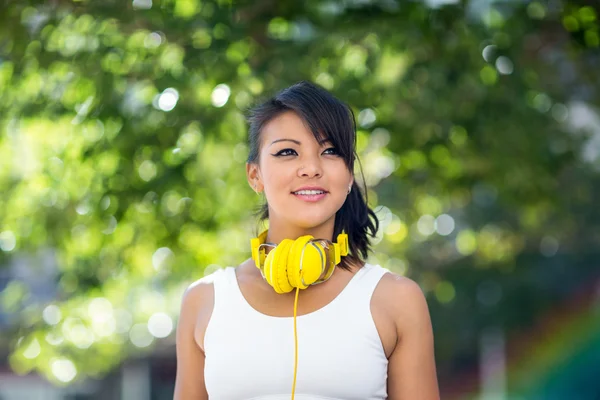 Γυναίκα που φοράει κίτρινο ακουστικά — Φωτογραφία Αρχείου